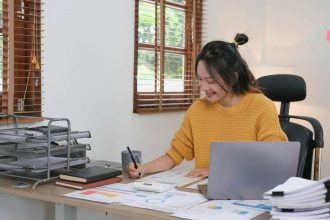 homme d'affaires asiatique analysant des données sur un ordinateur