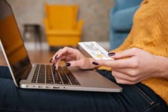 Femme utilisant une carte bancaire pour un achat en ligne